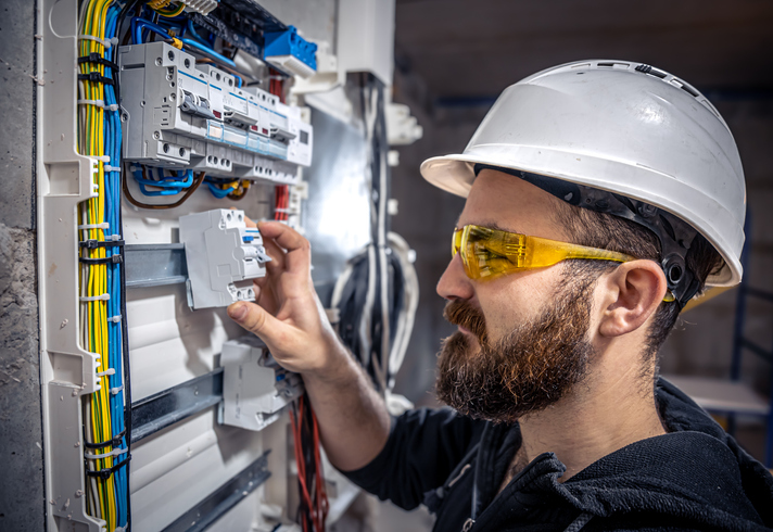 Komplexná montáž elektroinštalácií v rodinných domoch, bytoch, kanceláriách, obchodných priestoroch,